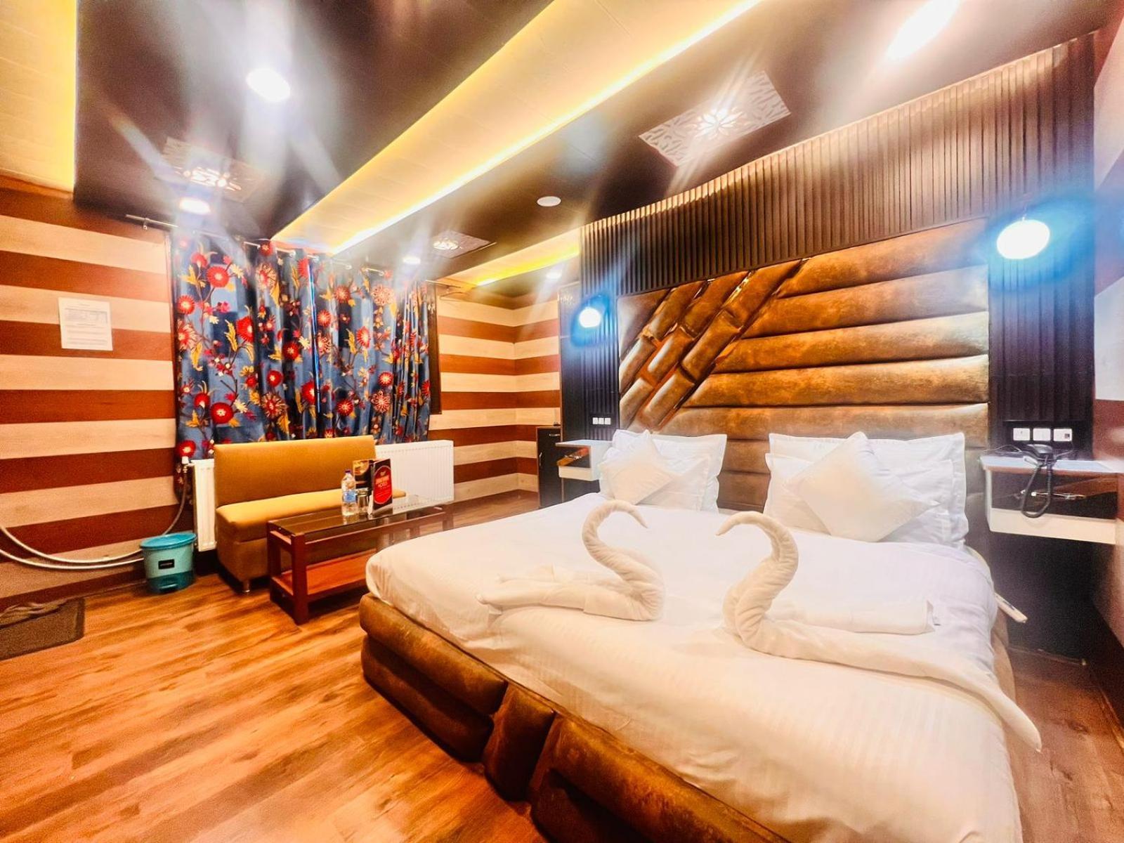 ไพน์ วิว รีสอร์ต - คุลมรรค Hotel กุลมาร์ค ภายนอก รูปภาพ